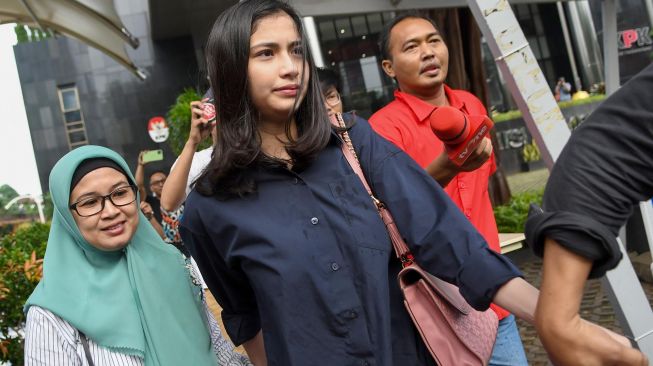 Artis Faye Nicole Jones (kedua kiri) berjalan meninggalkan ruangan usai menjalani pemeriksaan di gedung KPK, jakarta, Jumat (24/01). [ANTARA FOTO/M Risyal Hidayat]