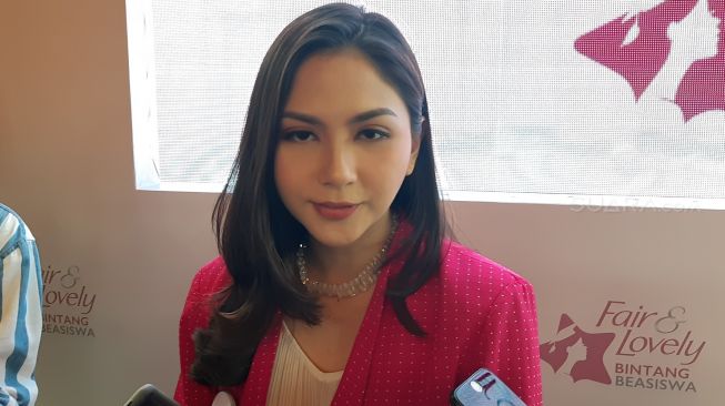 Idap Skoliosis Seperti Jessica Mila? Lakukan 5 Jenis Peregangan Ini