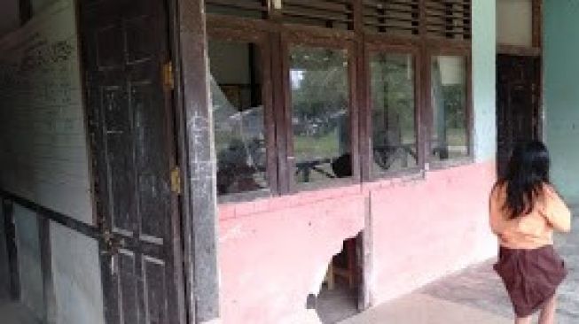 Gedung SDN 06 Tanjung Balai di Landak Rusak