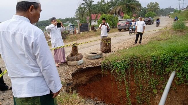 Wabup Mashuri Pantau Amblesnya Jalan Sungai Sahut