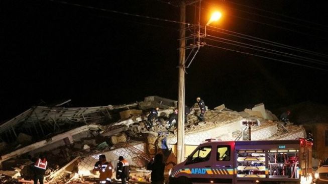15 Detik Gempa Turki Hancurkan Gedung, 3 WNI Dilaporkan Selamat