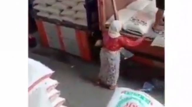 Video Perempuan Tua Mengais Sisa Beras di Belakang Truk, Warganet Malu