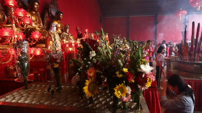 Sejumlah warga etnis Tionghoa sembahyang menyambut Tahun Baru Imlek 2571/2020 di Vihara Dharma Bhakti, Jakarta Barat, Sabtu (25/1). [Suara.com/Angga Budhiyanto]