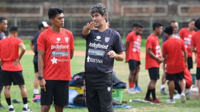 Pesepak bola Bali United, Lerby Eliandry (kiri) mendapat pengarahan dari Pelatih Stefano Cugurra saat latihan ketahanan fisik di GOR Ngurah Rai, Denpasar, Bali, Rabu (8/1/2020). Klub Bali United melakukan latihan intensif menjelang laga tandang perdananya di Liga Champions Asia 2020 menghadapi klub Tampines Rovers Singapura pada 14 Januari 2020. ANTARA FOTO/Nyoman Budhiana/foc.