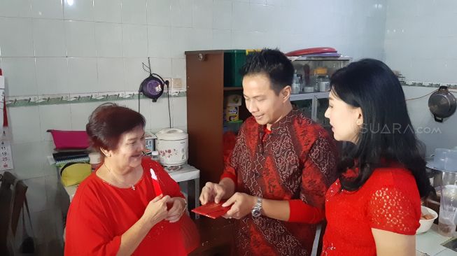 Delon Thamrin memberi ibunya angpao emas. [Herwanto/Suara.com]