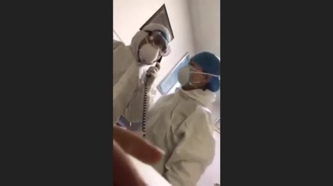 Dokter marah kepada tim manajemen rumah sakit (YouTube/CinarTV)