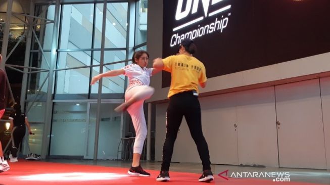 Zahra Muzdalifah (kiri) menendang petarung One Championship Priscilla Hertati Lumban Gaol (kanan) di sela kegiatan One Championship dan PSSI di Jakarta, Sabtu (25/1/2020). ANTARA/Bayu Kuncahyo