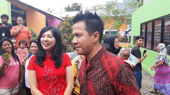 Delon Thamrin dan Aida Chandra bag-bagi angpao Imlek pada warga sekitar rumahnya di kawasan Taman Sari, Jakarta Barat, Sabtu (25/1/2020). [Herwanto/Suara.com]