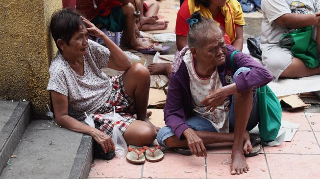 Sejumlah warga dan pengemis musiman memadati Vihara Dharma Bhakti, Jakarta Barat, Sabtu (25/1). [Suara.com/Angga Budhiyanto]