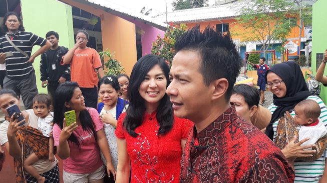 Delon Thamrin dan Aida Chandra bagi-bagi angpao Imlek di kawasan Tamansari, Jakarta Barat, Sabtu (25/1/2020). [Herwanto/Suara.com] 