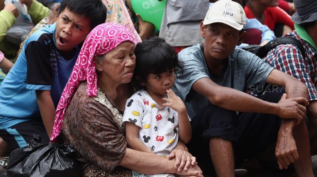 Sejumlah warga dan pengemis musiman memadati Vihara Dharma Bhakti, Jakarta Barat, Sabtu (25/1). [Suara.com/Angga Budhiyanto]