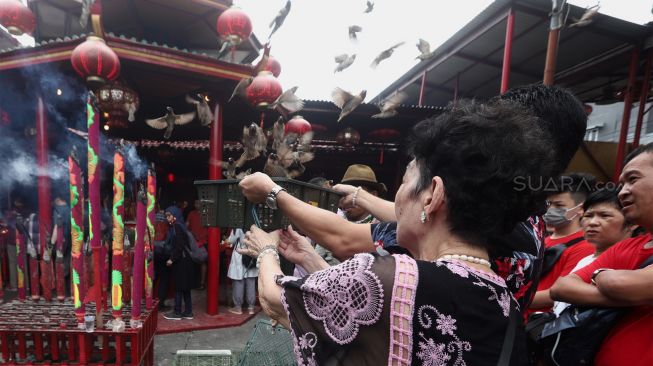 Sejumlah warga etnis Tionghoa melepaskan burung pipit saat Tahun Baru Imlek 2571/2020 di Vihara Dharma Bhakti, Jakarta Barat, Sabtu (25/1). [Suara.com/Angga Budhiyanto]