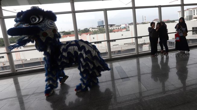 Barongsai beraksi di Stasiun LRT Boulevard Utara, Kelapa Gading, Jakarta Utara, Sabtu (25/1). [Suara.com/Angga Budhiyanto]