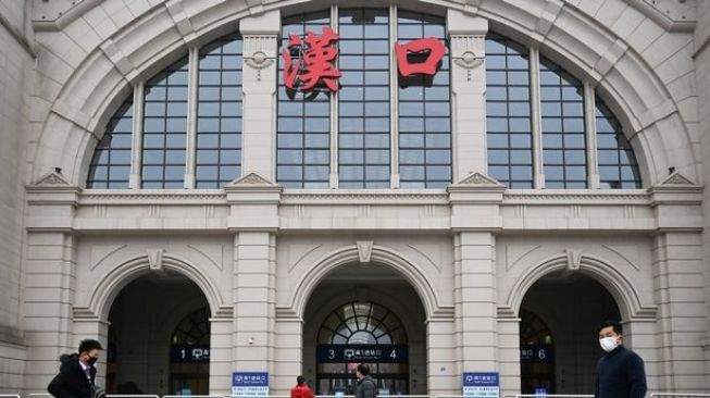 Stasiun Kereta Hankou di Wuhan, China ditutup setelah merebak virus corona (Reuters)