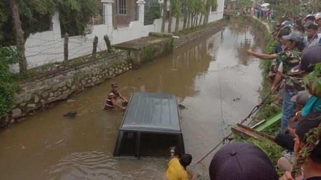 Diduga Baru Belajar, Mobil Kijang Terjun ke Sungai di Sungai Penuh