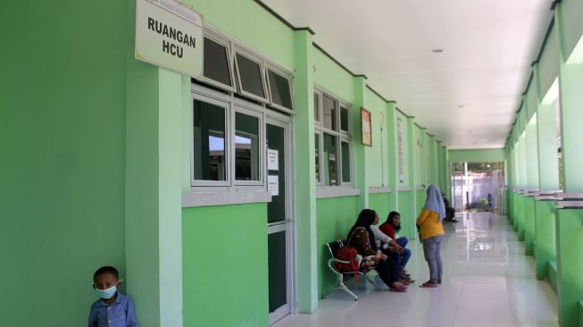 Sejumlah keluarga pasien menunggu di depan ruang High Care Unit (HCU) Rumah Sakit Umum Daerah (RSUD) Sele Be Solu Kota Sorong, Papua Barat, Minggu (26/1). [ANTARA FOTO/Olha Mulalinda]