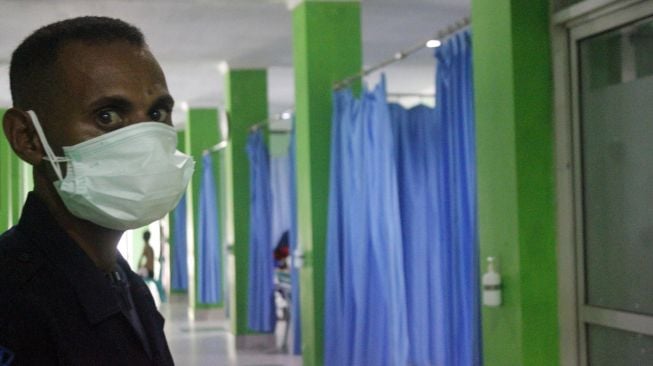 Petugas keamanan memakai masker saat berjaga di ruang Instalasi Gawat Darurat (IGD) Rumah Sakit Umum Daerah (RSUD) Sele Be Solu Kota Sorong, Papua Barat, Minggu (26/1).  [ANTARA FOTO/Olha Mulalinda]