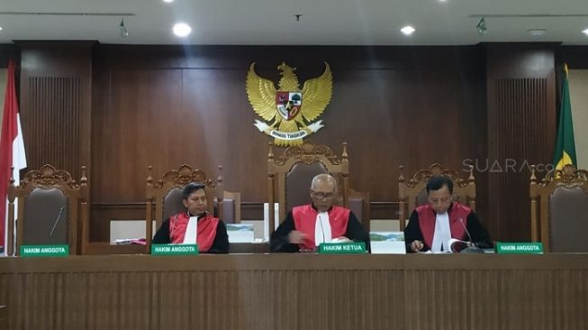 Majelis Hakim PN Jakarta Pusat saat membacakan amar putusan terdakwa Habil Marati. (Suara.com/M Yasir).