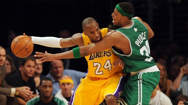 Kobe Bryant (kanan) dari Los Angeles Lakers mengungguli Ray Allen dari Boston Celtics (kiri) selama Game One dari Final NBA 2008 di Boston, Massachusetts pada 5 Juni 2008. [AFP]