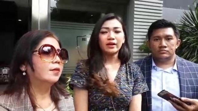 Adik Kriss Hatta, Cyndyana Lorens (tengah) usai menjalani pemeriksaan di Polda Metro Jaya, Senin (27/1/2020) terkait tuduhan simpanan bos Garuda Indonesia. [Evi Ariska/Suara.com]