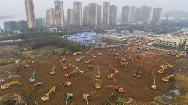 Lokasi pembangunan rumah sakit yang dibangun China dalam 6 hari di Kota Wuhan terkait mewabahnya virus corona. (Foto: AFP)