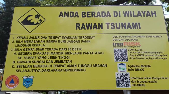 Papan Peringatan Tsunami di Pantai Pandeglang Dinilai Bikin Takut Wisatawan