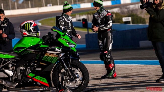 Jonathan Rea-Alex Lowes sedang melakukan uji coba Kawasaki Ninja 4 silinder (Young-machine.com)