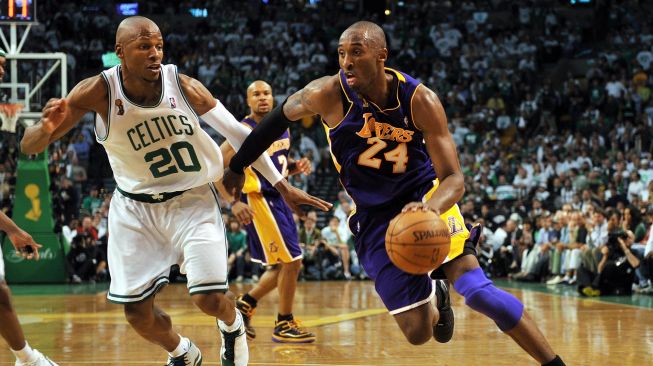 Pemain Boston Celtics Paul Pierce (kanan) melawan Kobe Bryant (kiri) dari Los Angeles Lakers selama Pertandingan 4 Final NBA 2008 di Los Angeles, California pada 12 Juni 2008. [AFP]