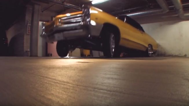 Mobil Impala 64 milik Kobe Bryant pemberian Snoop Dogg, sebelum dicat. (Youtube/Taz Roc)