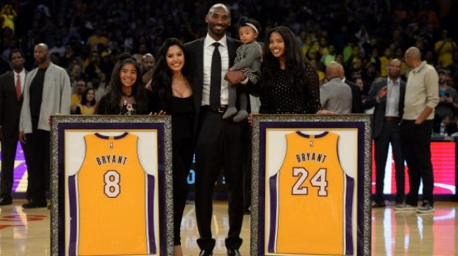 Kobe Bryant bersama keluarga saat pensiun tahun (Los Angeles Daily News)