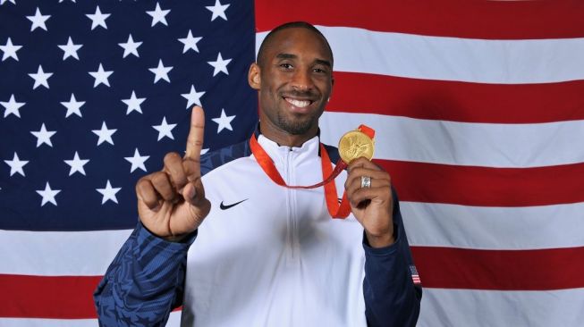 Kobe Bryant bersama medali emasi Olimpiade Beijing 2008 (gettyimage)