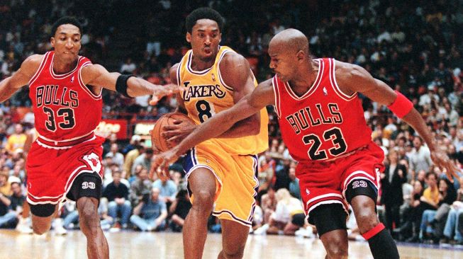 Scottie Pippen (kiri) dan Michael Jordan dari Chicago Bulls mencoba menghentikan Kobe Bryant dari Los Angeles Lakers (tengah) selama pertandingan Chicago Bulls melawan LA Lakers pada 01 Februari 1998 di Los Angeles, Amerika. [AFP]