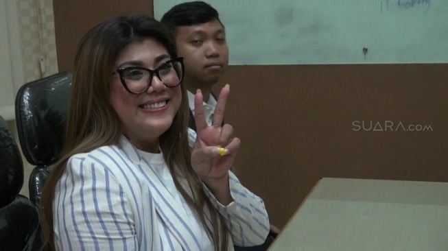 Regina Ivanova atau Regina Indonesian Idol akhirnya memenuhi panggilan penyidik Subdit Indagsi Ditreskrimsus Polda Jatim. (Suara.com/Achmad Ali).