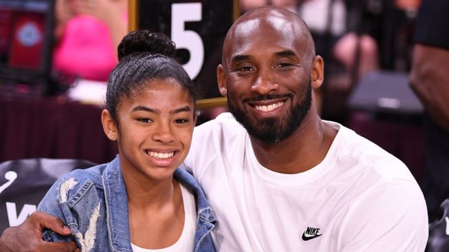 Kobe Bryant dan putrinya yang bernama Gianna Maria Onore. (Foto: Stephen R. Sylvanie-USA TODAY Sports)