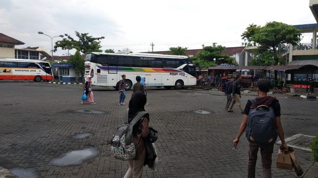 Suasana Terminal Tipe A Giwangan Yogyakarta pada sore hari, Senin (27/1/2020) - (Suara.com/Baktora)