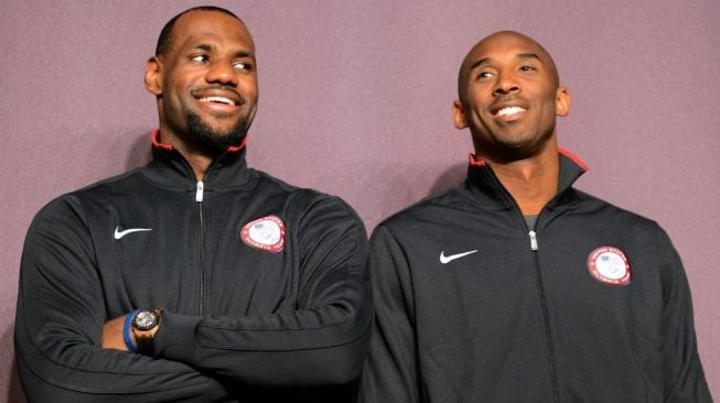 LeBron James dan Kobe Bryant (kanan) setelah menghadiri konferensi Timnas Basket AS di Olimpiade 2012 London, Inggris. [AFP/Timothy A. Clary] 