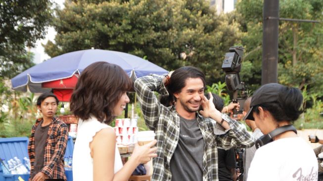 Reza Rahadian dan Marsha Timothy saat syuting film Toko Barang Mantan [siaran pers]