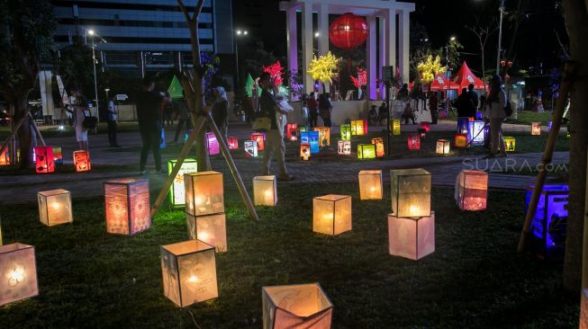 Suasana di area Thamrin 10 yang di hiasi instalasi lampion dalam rangka merayakan Tahun Baru Imlek di Jakarta Pusat, Minggu (26/1). [Suara.com/Alfian Winanto]