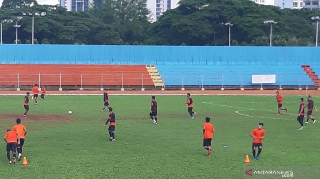 Pemain Persija Jakarta menjalani latihan di Stadion Soemantri Brodjonegoro, Jakarta, Senin (27/1/2020). Kegiatan itu sebagai persiapan menuju Liga 1 Indonesia 2020. (Antara/Michael Siahaan)