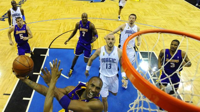 Kobe Bryant dari Los Angeles Lakers mengikuti pertandingan melawan Orlando Magic selama Pertandingan 5 Final NBA pada 14 Juni 2009 di Amway Arena di Orlando, Florida. Lakers memimpin seri 3-1. [AFP FOTO] 