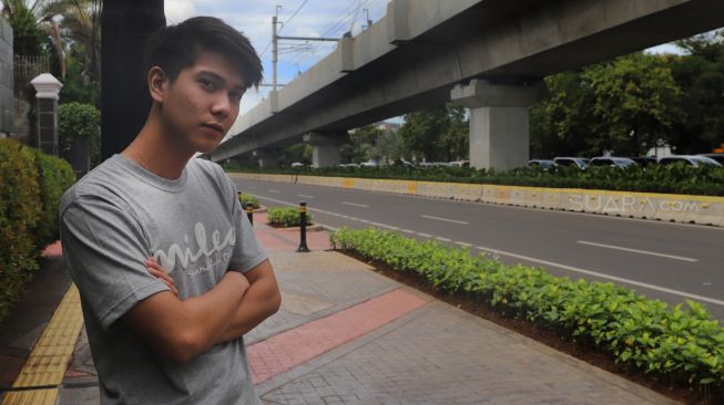 Aktor Iqbal Ramadhan saat berkunjung ke kantor Suara.com, Jakarta Selatan, Senin (27/1). [Suara.com/Alfian Winanto]  