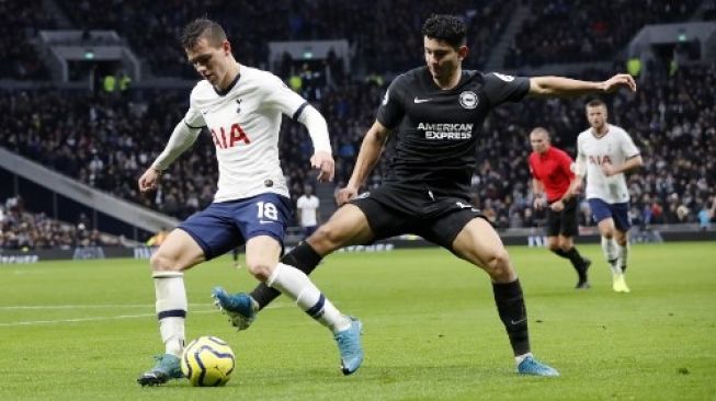 Pemain Tottenham Hotspur Giovani lo Celso mengocek pemain Brighton dalam laga Liga Inggris pada 26 Desember 2019. [AFP]