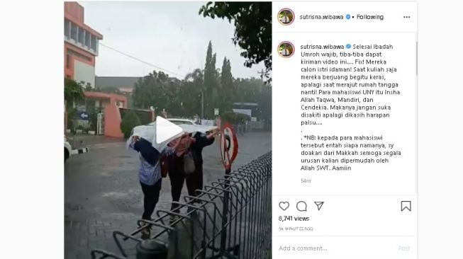 Tiga mahasiswi UNY berjalan kaki menerjang hujan ke kampus - (Instagram/@sutrisna.wibawa)