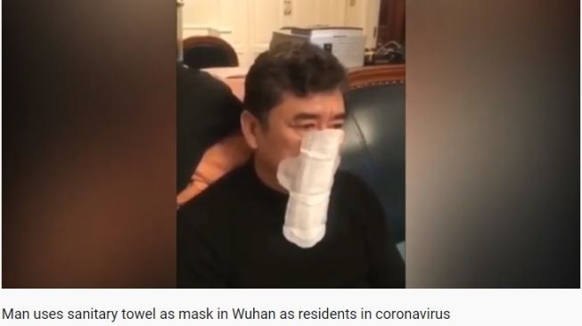 Seorang pria memakai pembalut untuk menghindari virus corona (Youtube/Barikada News)