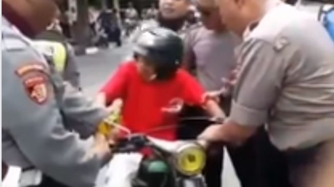 Pemuda tak terima motornya disita oleh polisi ( Facebook/Roziqin Muhammad Abdul)