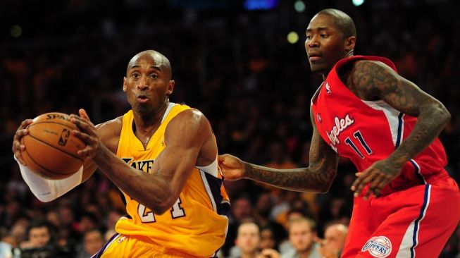 Mendiang Kobe Bryant (kiri), saat memperkuat LA Lakers, mencoba melewati guard LA Clippers Jamal Crawford dalam laga Derby Los Angeles di Staples Center, 14 Februari 2013. [AFP/Frederic J. Brown]