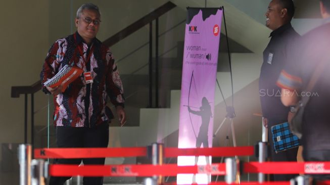 Ketua KPU Pusat, Arief Budiman berjalan meninggalkan ruang pemeriksaan usai diperiksa dan dimintai keterangan di Gedung KPK, Jakarta Selatan, Selasa (28/1). [Suara.com/Alfian Winanto]