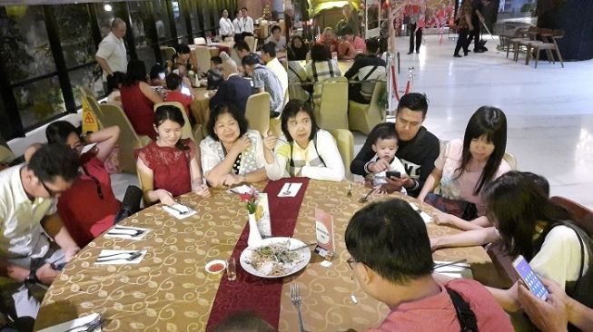 Makan malam ekslusif saat Tahun Baru Imlek di Luminor Hotel Pecenongan sambil menonton Barongsai. (Suara.com/Risna Halidi)