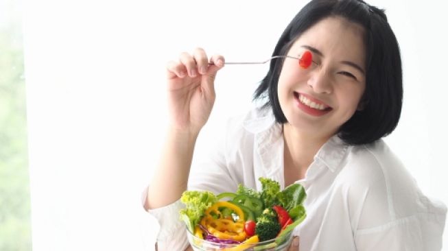 Ilustrasi Makan Buah dan Sayur untuk Jaga Kesehatan Usus. (Shutterstock)