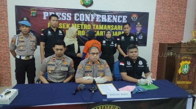 Polsek Metro Taman Sari  saat merilis tersangka kasus penganiayaan terhadap seorang wanita Novita Geraldine. (Dok polisi).